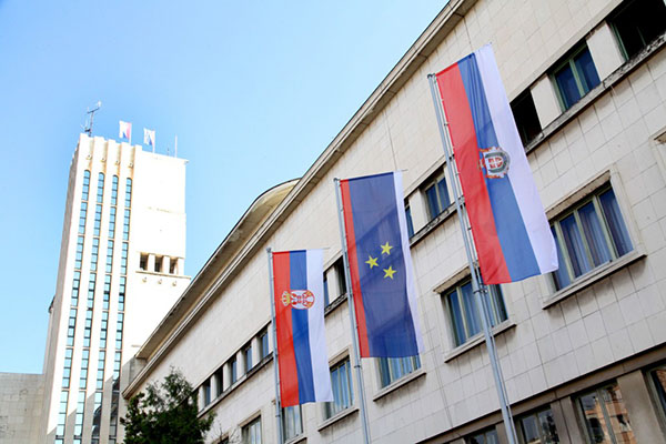 Испред Покрајинске владе истакнута и традиционална застава АП Војводине