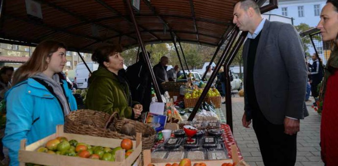 „ОРГАНСКА УЛИЦА НОВОГ САДА“: Органски произвођачи излагали на Рибљој пијаци