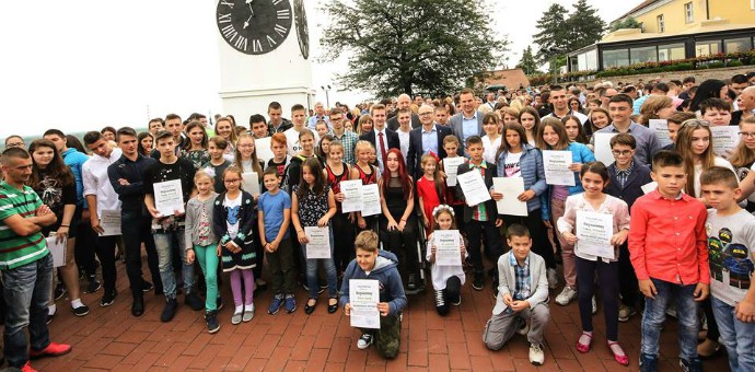 ВУЧЕВИЋ: Видовданска награда за ученике најлепши начин да обележимо крај школске године